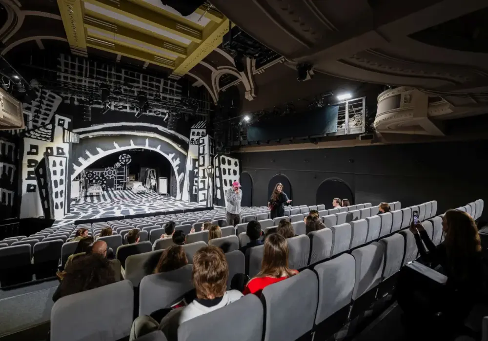 Hol teatralny - Jak wpływa na Twój wieczór w teatrze?