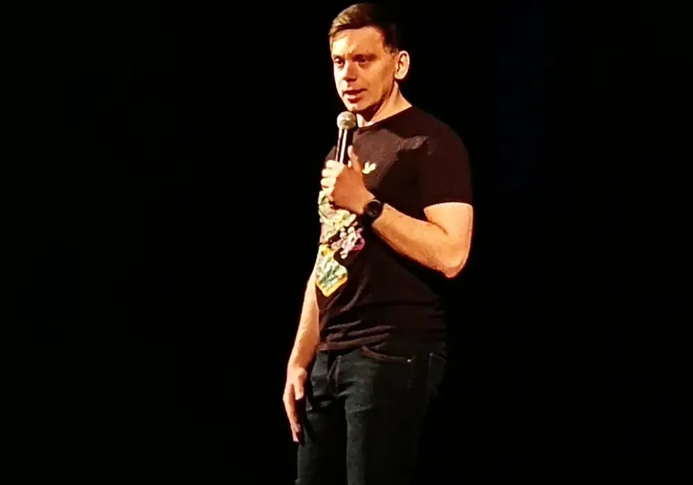 Sebastian Rejent - Fenomen polskiego stand-upu. Poznaj jego styl
