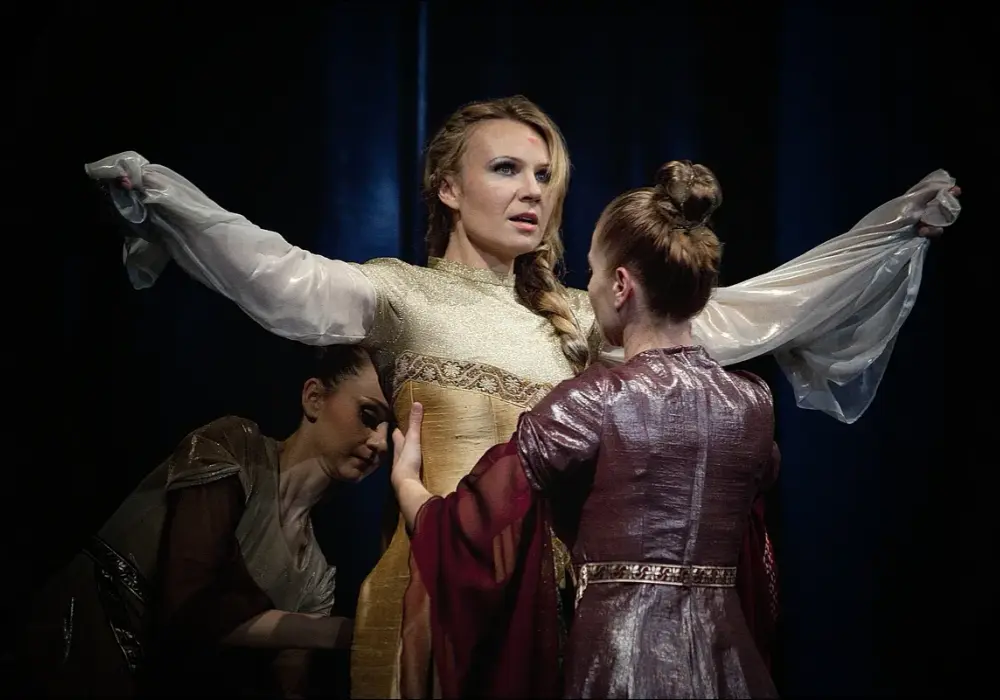 Anna Guzik - jak łączy teatr z telewizją?