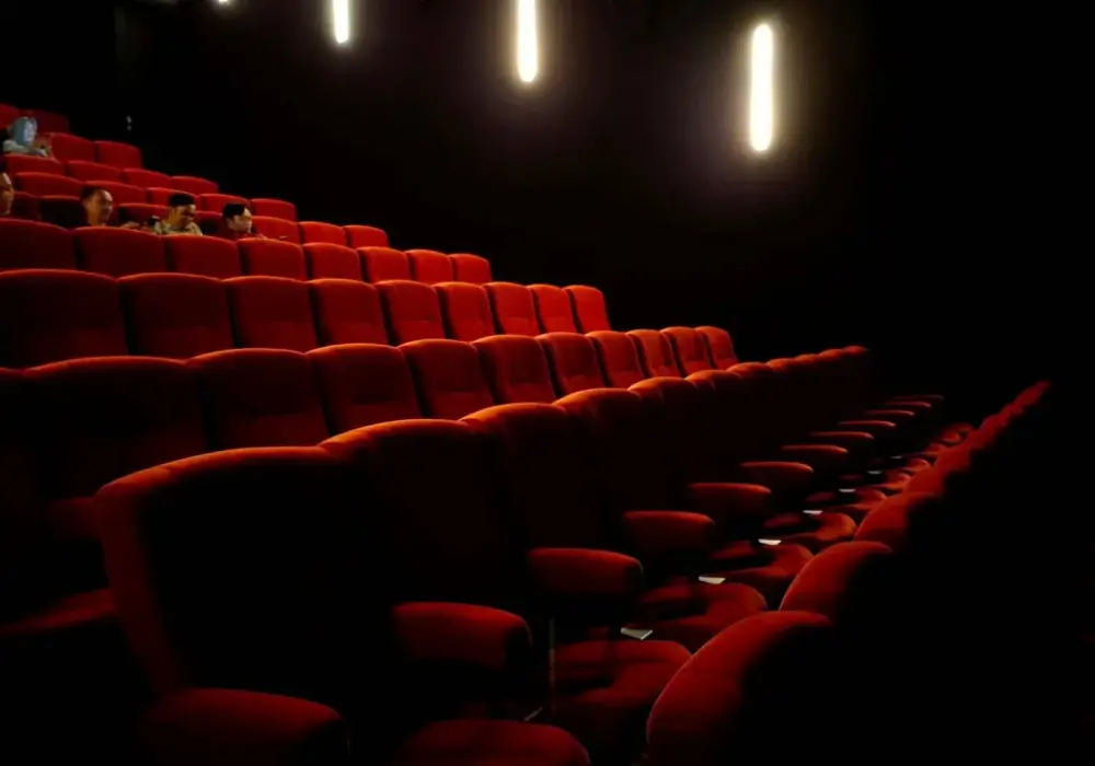 Przestrzeń gry w teatrze - Oglądaj świadomie, zobacz więcej