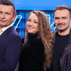 Trzech artystów kabaretu Jurki: mężczyzna w garniturze i żółtym krawacie, kobieta w czarnym golfie i mężczyzna w skórzanej kurtce.