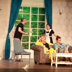 Scena teatralna: mężczyzna wchodzi, pokojówka stoi, dwie kobiety siedzą. Czy to początek przygody z ogrodnikiem?