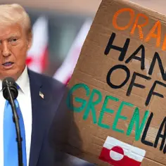Donald Trump przemawia obok transparentu z napisem "Orange Hands Off Greenland" i flagą Grenlandii.
