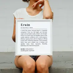 Kobieta trzyma ramkę z definicją imienia Erwin, które oznacza "uhonorowany przyjaciel". Erwin, niczym reżyser teatralny, inspiruje i prowadzi.