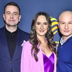 Kabaret K2 skład: Michał Pałubski, Magdalena Steczkowska i Michał Wójcik pozują do zdjęcia na tle logo.