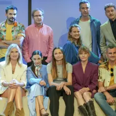 Aktorzy z spektaklu "Terapia dla par" pozują do zdjęcia.