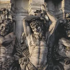 Kamienne rzeźby przedstawiają trzy mityczne postaci, przypominające satyrów. Ich ekspresja i detale mogą budzić skojarzenia z legendą o Pigmalionie.