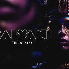 Kalyani The Musical: tajemnicza postać w pióropuszu i malowidłach na twarzy.