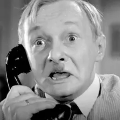 Tadeusz Fijewski na co zmarł? Aktor z przerażeniem na twarzy odbiera telefon.