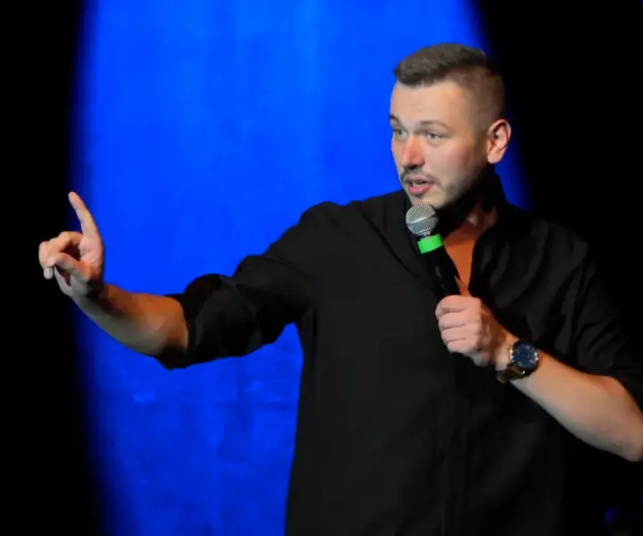 Stand-up w Polsce: Poznaj najlepszych komików i ich występy