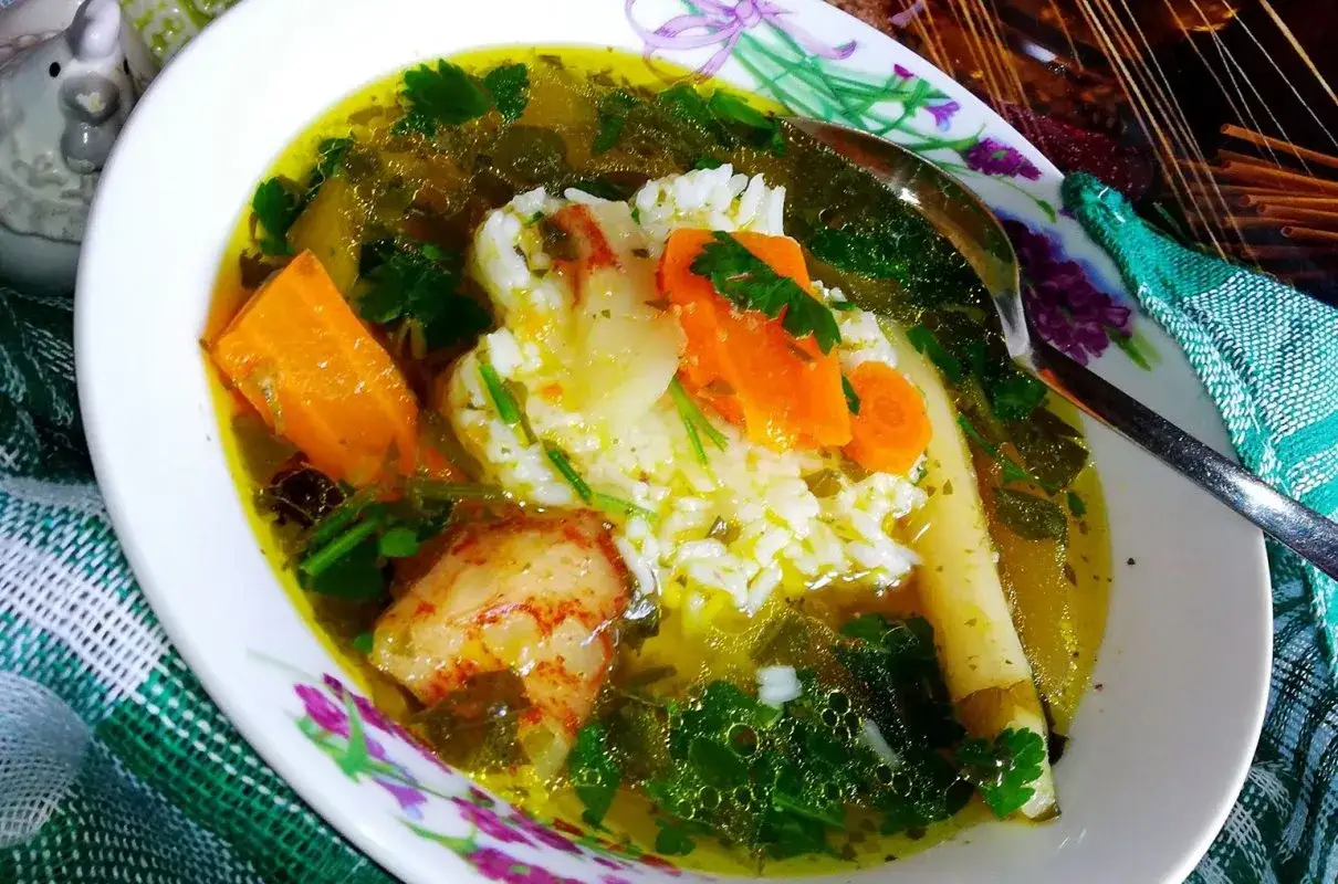 Aromatyczny kogut w rosole, z ryżem, marchewką i pietruszką. Prawdziwy spektakl smaku i zapachu.