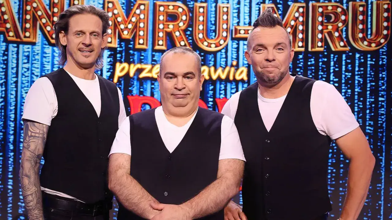 Trzej członkowie kabaretu Ani Mru-Mru pozują na tle sceny.