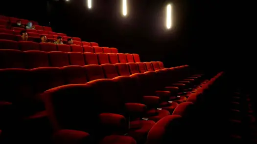 Przestrzeń gry w teatrze - Oglądaj świadomie, zobacz więcej