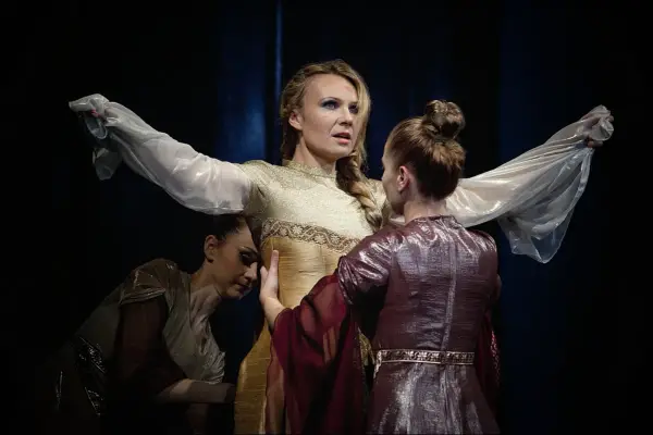 Anna Guzik - jak łączy teatr z telewizją?