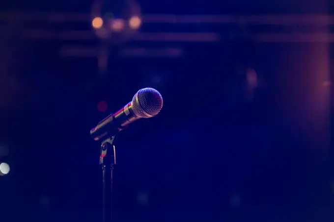 Polski stand-up - kogo warto znać i jak wybrać występ